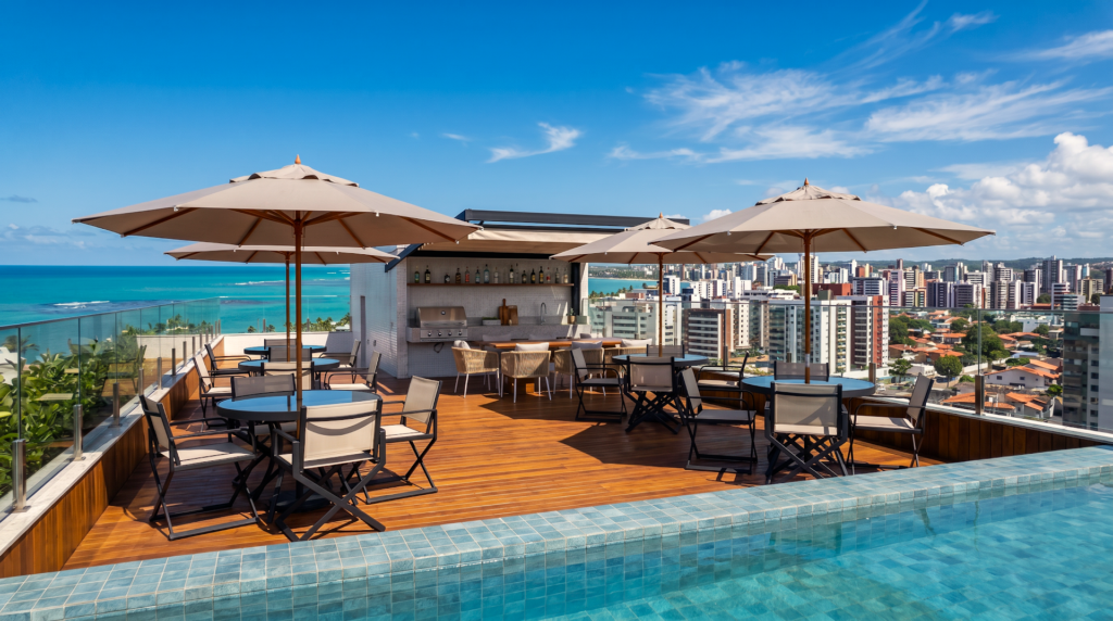 Piscina do rooftop com vista para o mar no UP Studios