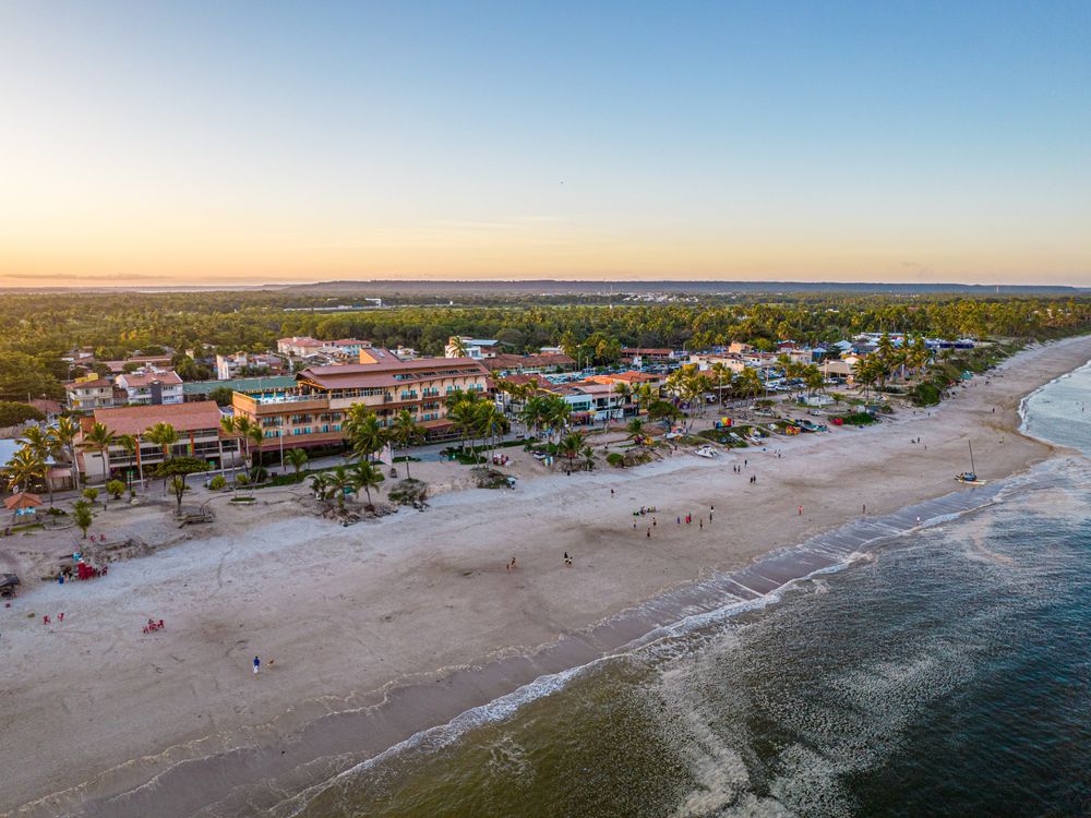 Vista cênica de praia ao pôr do sol no litoral sul de Alagoas